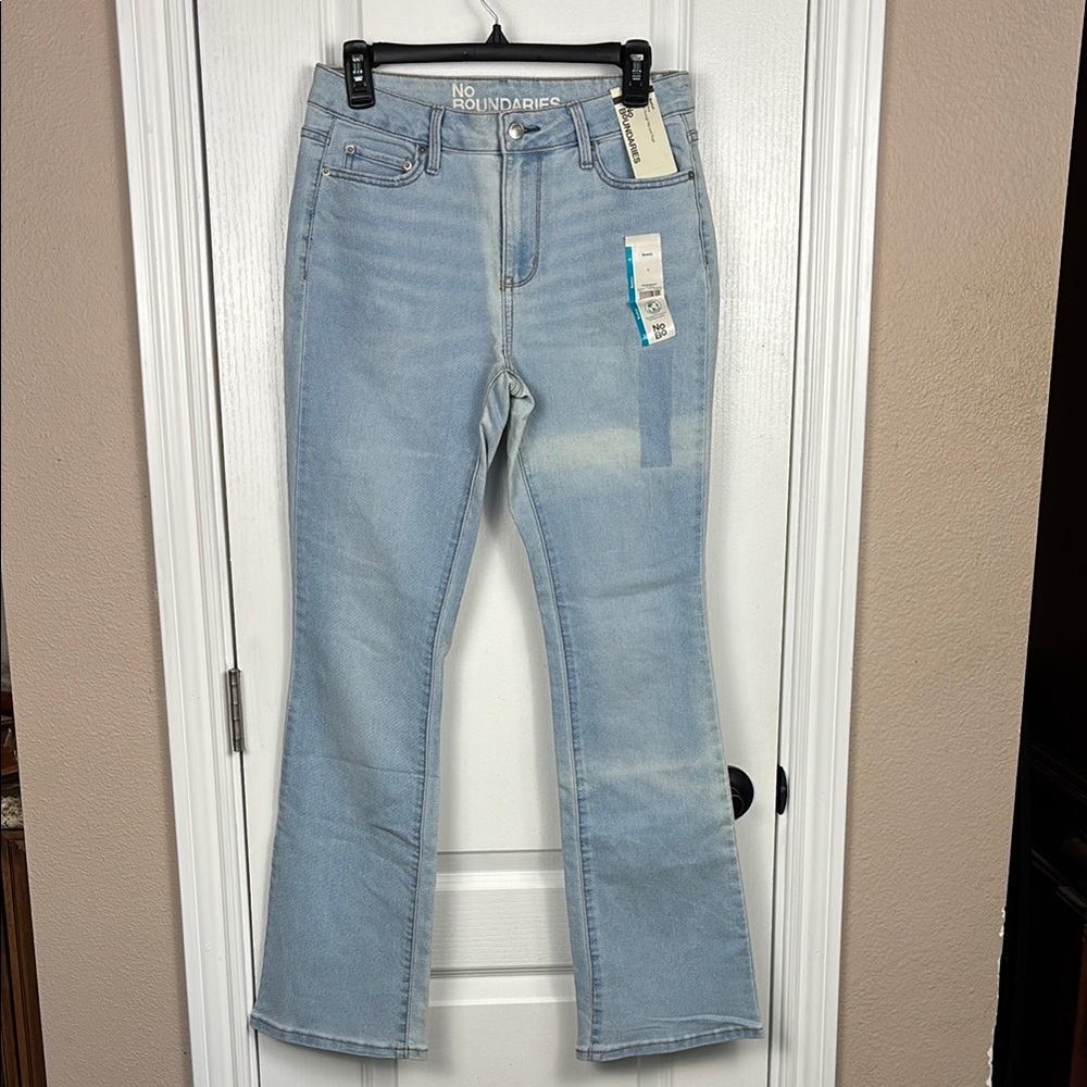 No Boundaries Women's Mid-Rise Bootcut Stretch Light Blue Denim Jeans Size 6 NWT